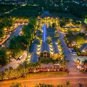 Khum Damnoen Resort